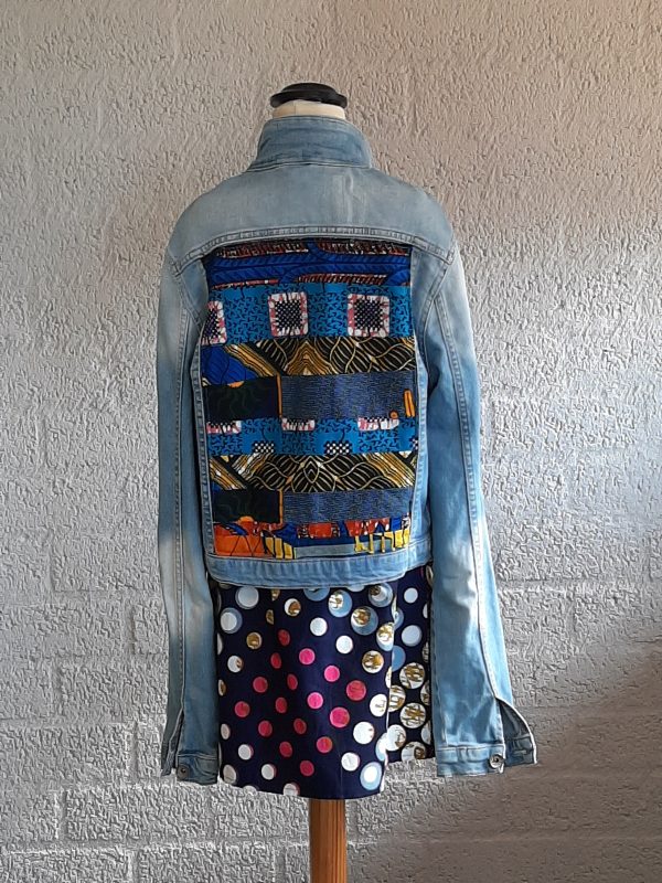 Jeans jas met patchwork.