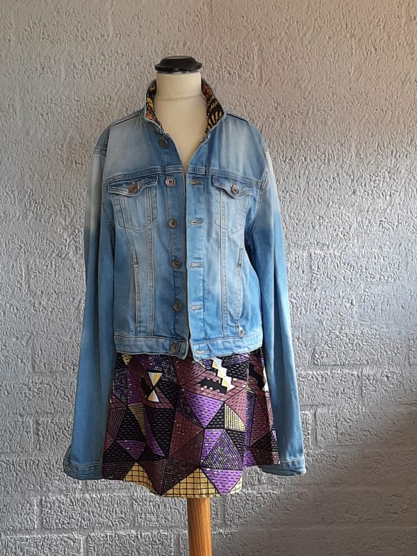 Jeans jas met patchwork.