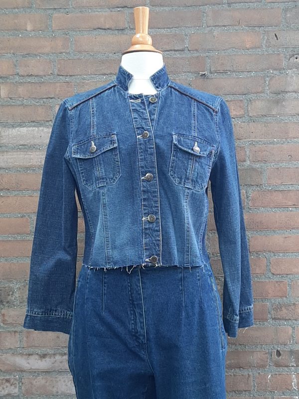 Jeans jas bewerkt met waxprint.