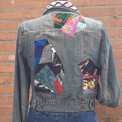 Jeans jas met patchwork.