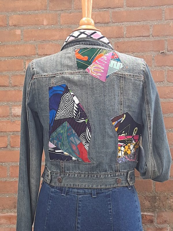 Jeans jas met patchwork.