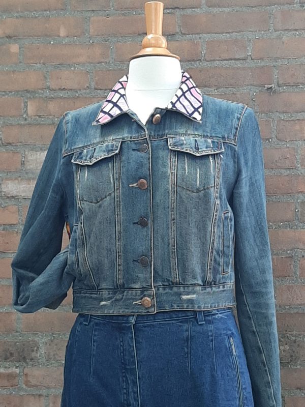 Jeans jas met patchwork.