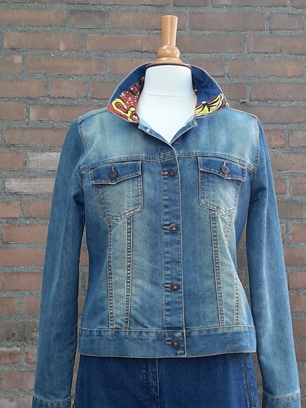 Jeans jas met patchwork kat.