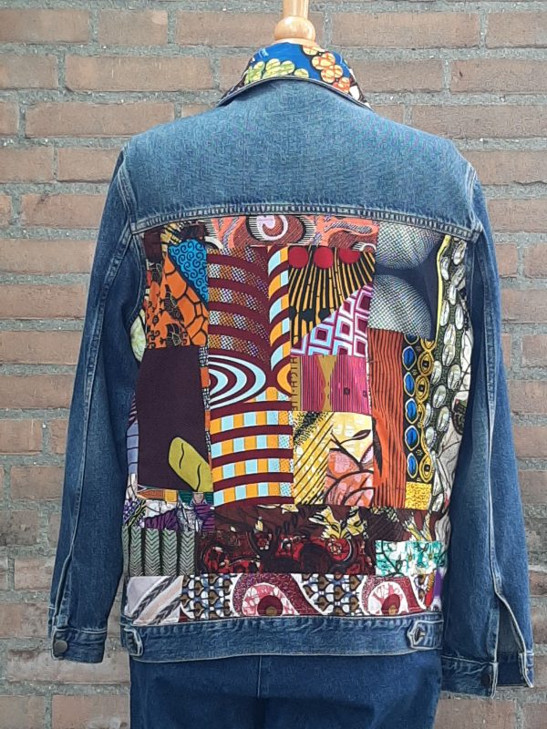 Jeans jas met patchwork.