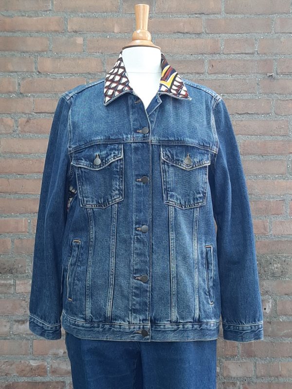 Jeans jas met patchwork.