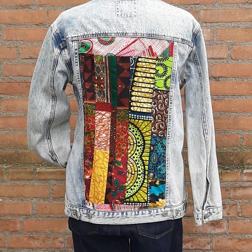 Jeans jas met patchwork.