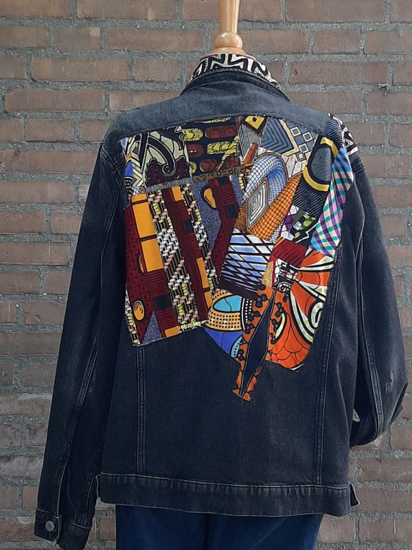 Jeans jas met applicatie.