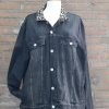 Jeans jas met applicatie.