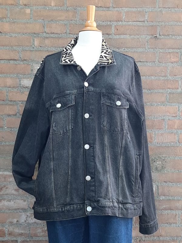 Jeans jas met applicatie.